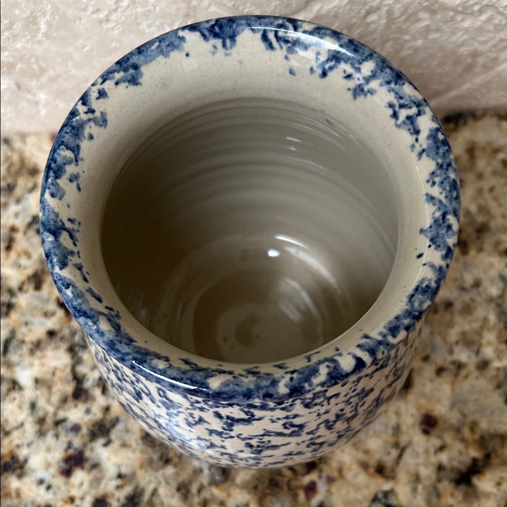 Marshall Pottery Blue and White Speckled Ceramic Vase. Signed by Brian Miller. - Picture 3 of 10